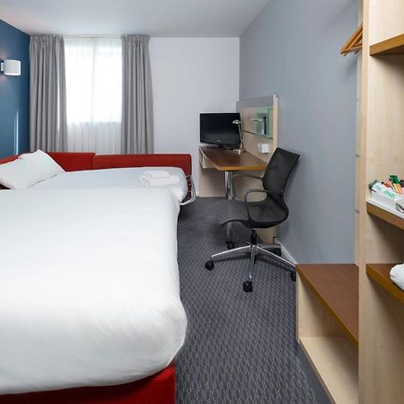 Holiday Inn Express Swindon City Centre By Ihg Exterior photo