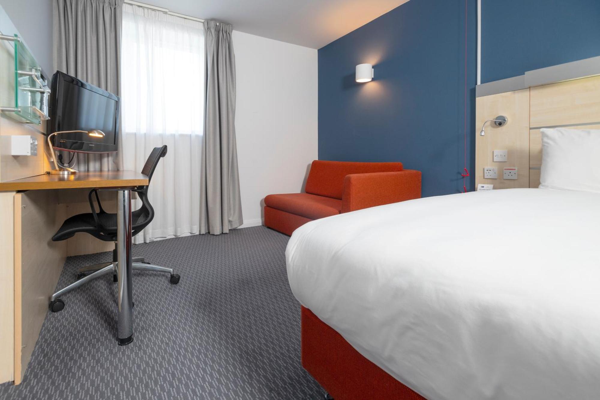 Holiday Inn Express Swindon City Centre By Ihg Exterior photo