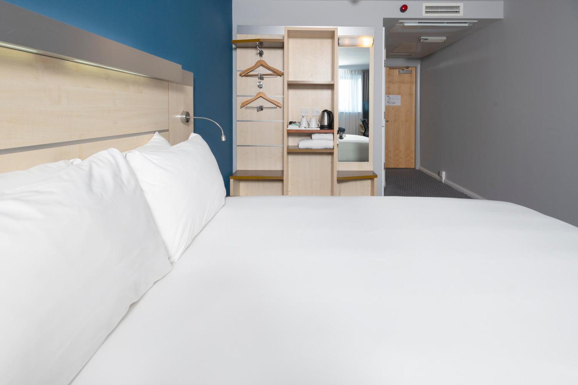 Holiday Inn Express Swindon City Centre By Ihg Exterior photo