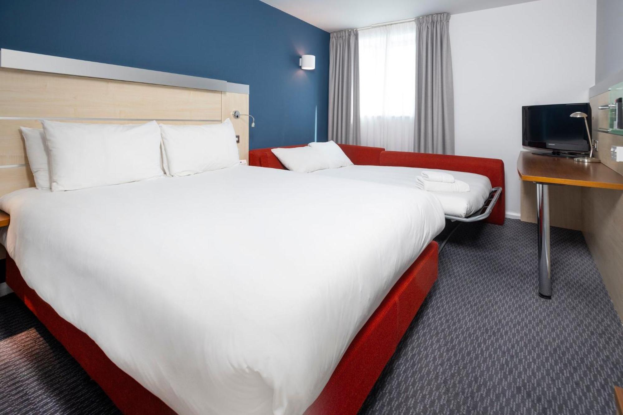 Holiday Inn Express Swindon City Centre By Ihg Exterior photo