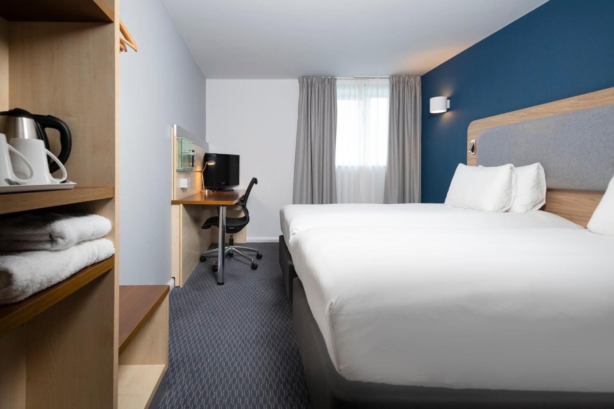 Holiday Inn Express Swindon City Centre By Ihg Exterior photo