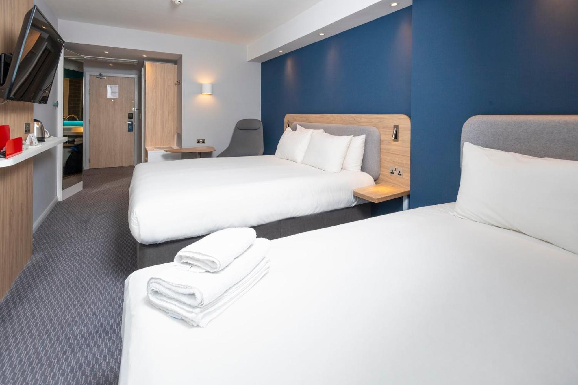 Holiday Inn Express Swindon City Centre By Ihg Exterior photo