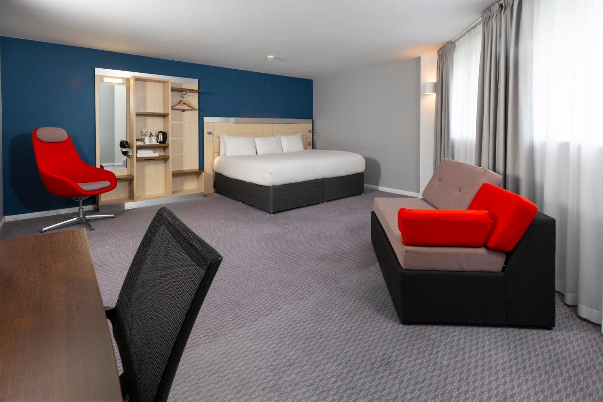 Holiday Inn Express Swindon City Centre By Ihg Exterior photo