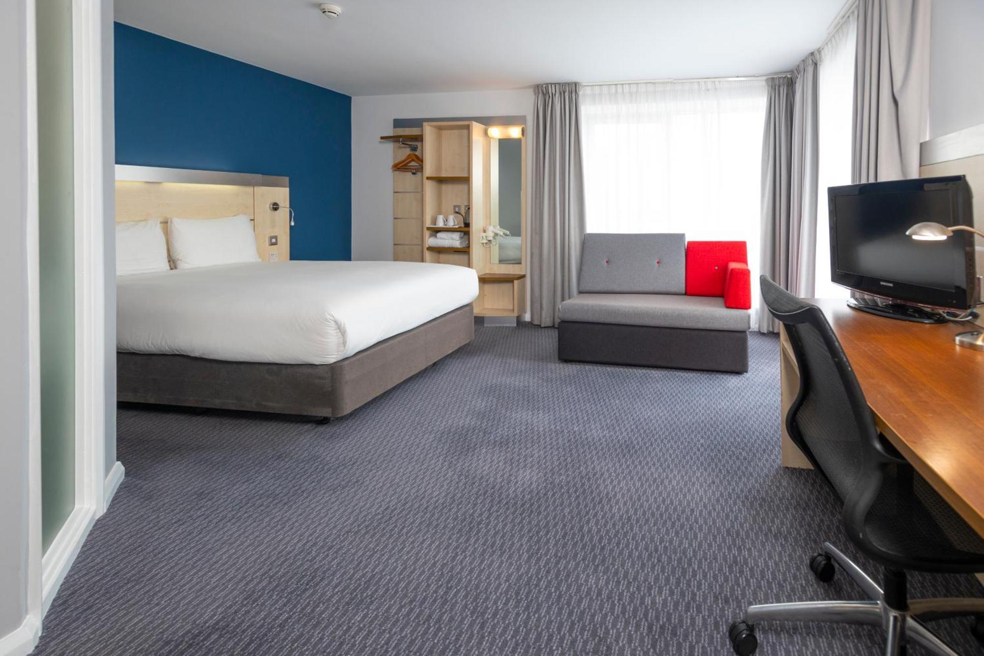 Holiday Inn Express Swindon City Centre By Ihg Exterior photo