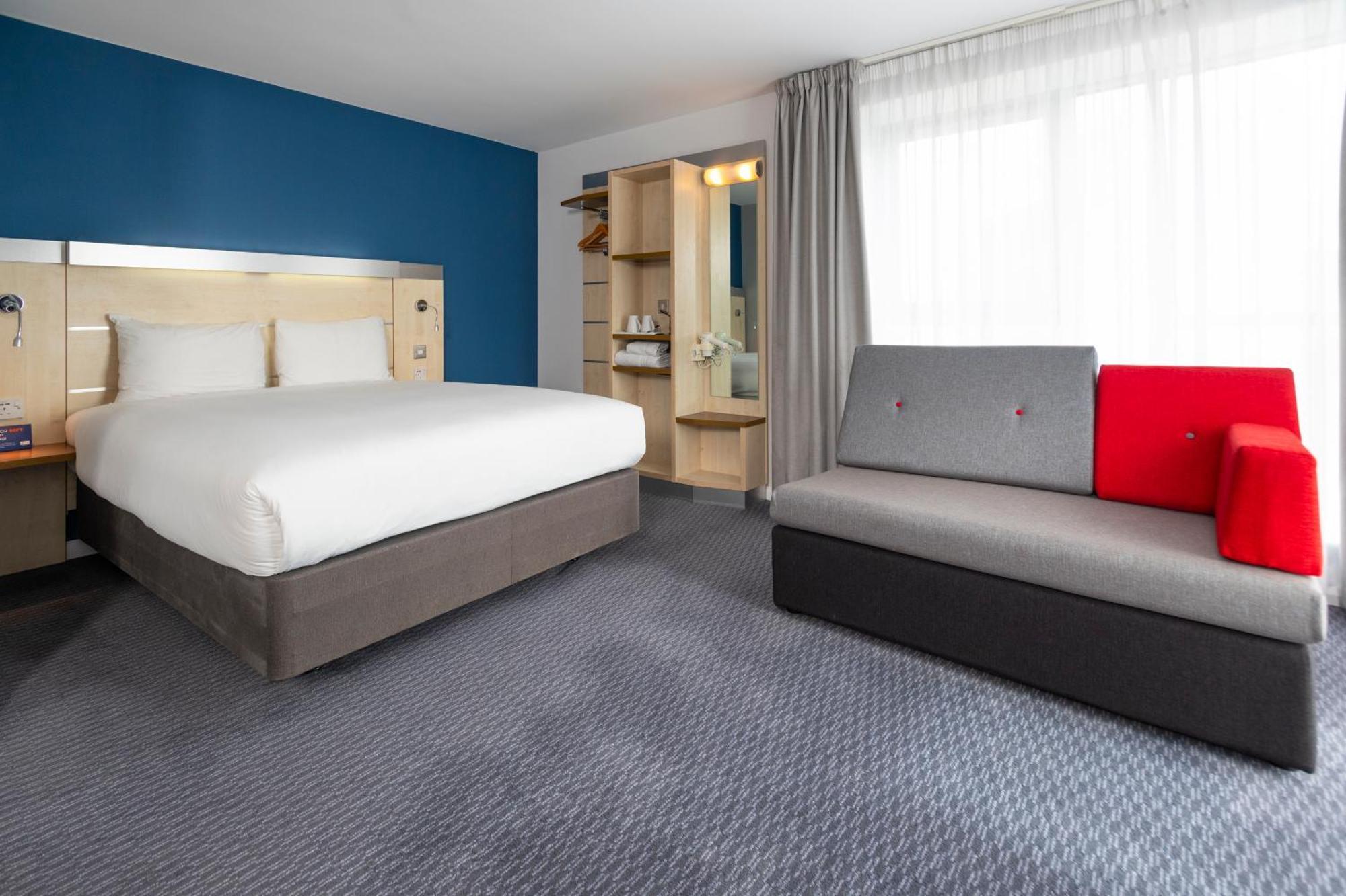 Holiday Inn Express Swindon City Centre By Ihg Exterior photo